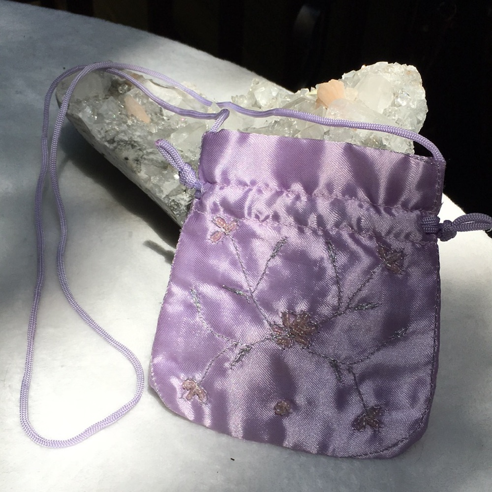 Lilac Pearl Mini Purse w/ pink beaded flowers 🌸